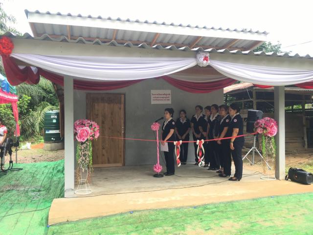 อบต.พนมร่วมมอบบ้านกาชาดหมู่ที่ 9 ตำบลพนม